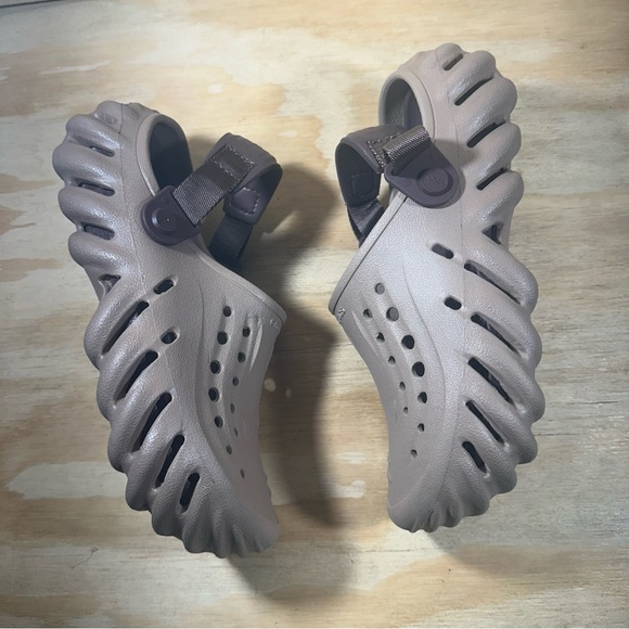 Crocs Echo Clogs Women’s Size 7 - Picture 3 of 8